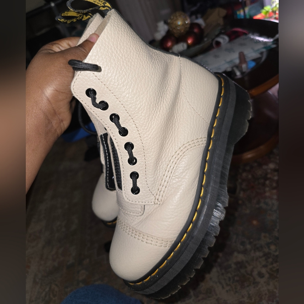 Doc Martens - Picture 2 of 6
